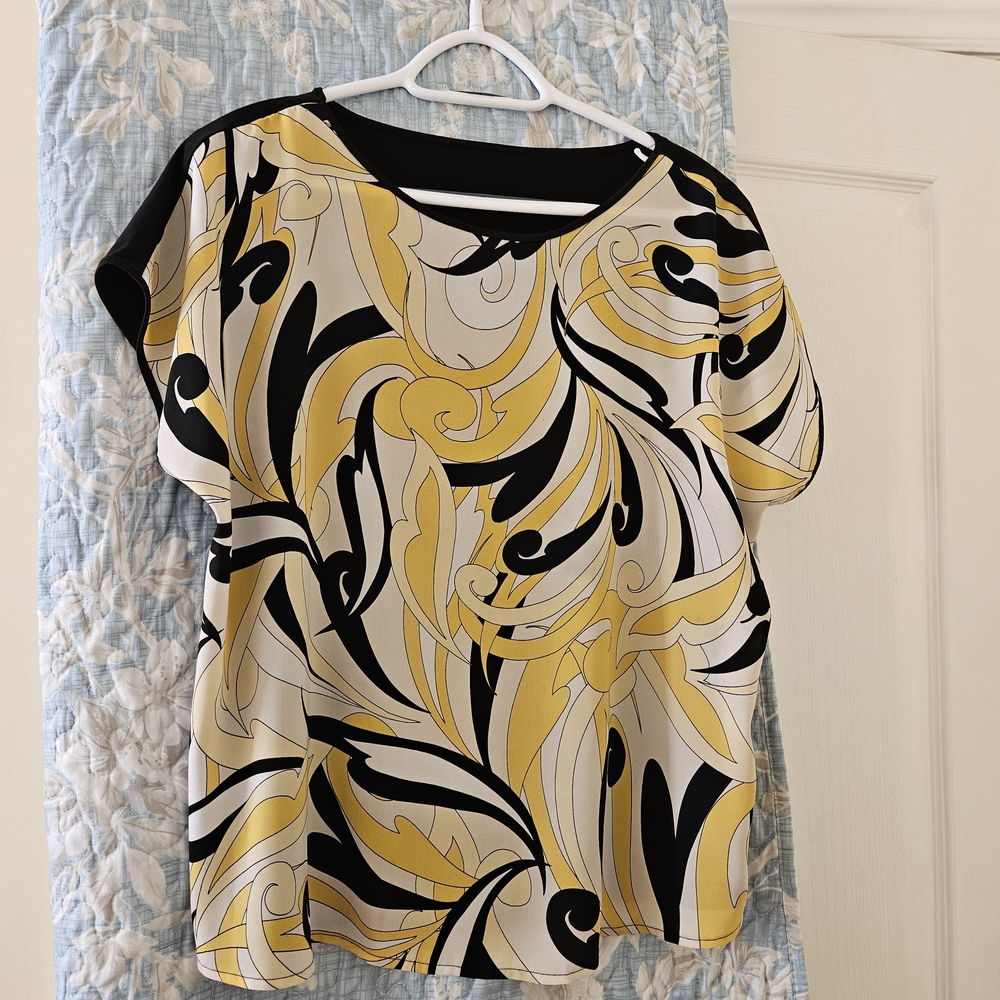 Abstract Swirl Short Sleeve Blouse